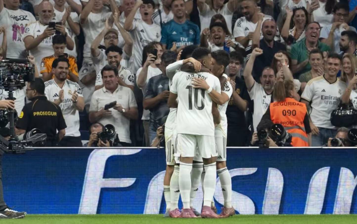 维尼修斯双响,皇马3-1登顶西甲。